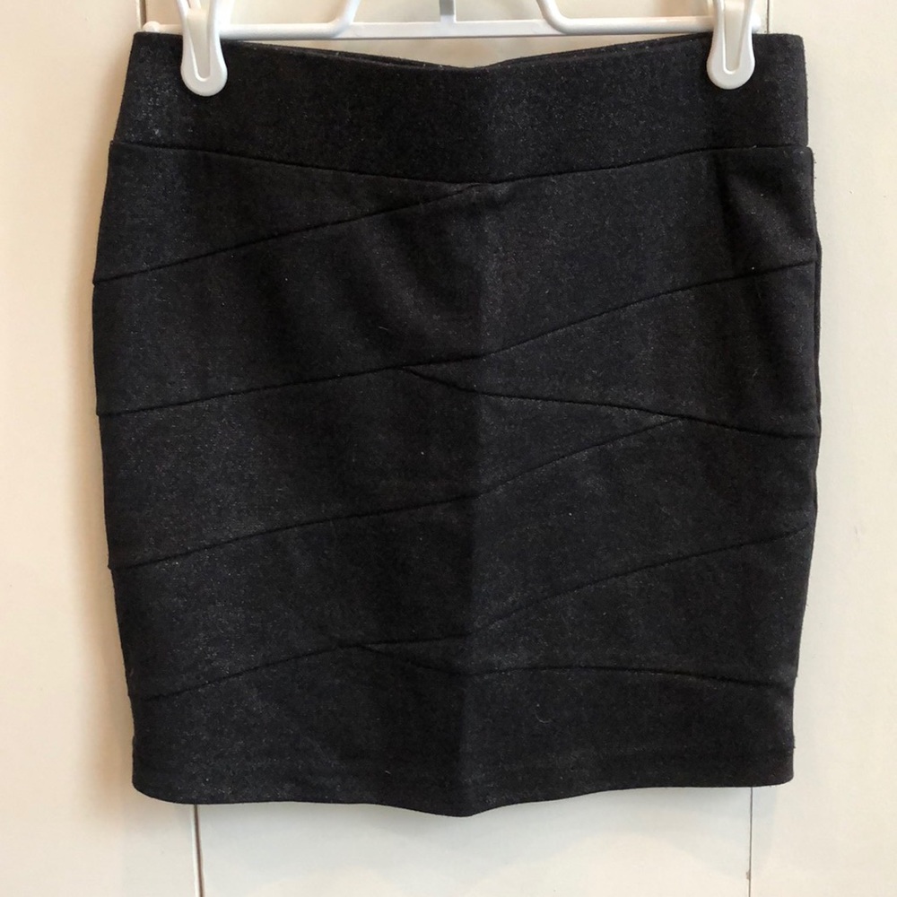 Stretchy and Fitted Short Skirt
